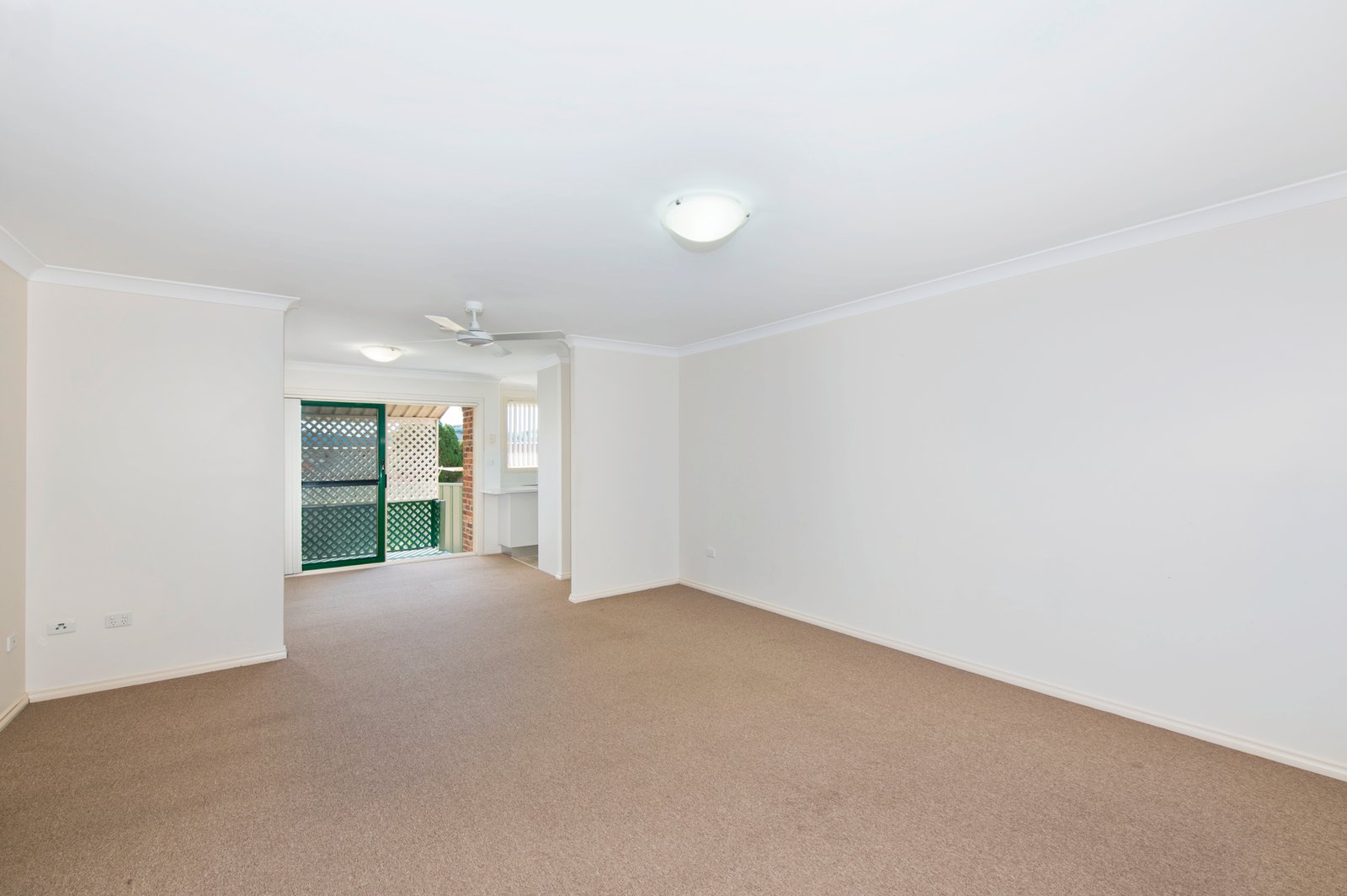 2/1 Lake Street LAURIETON 2