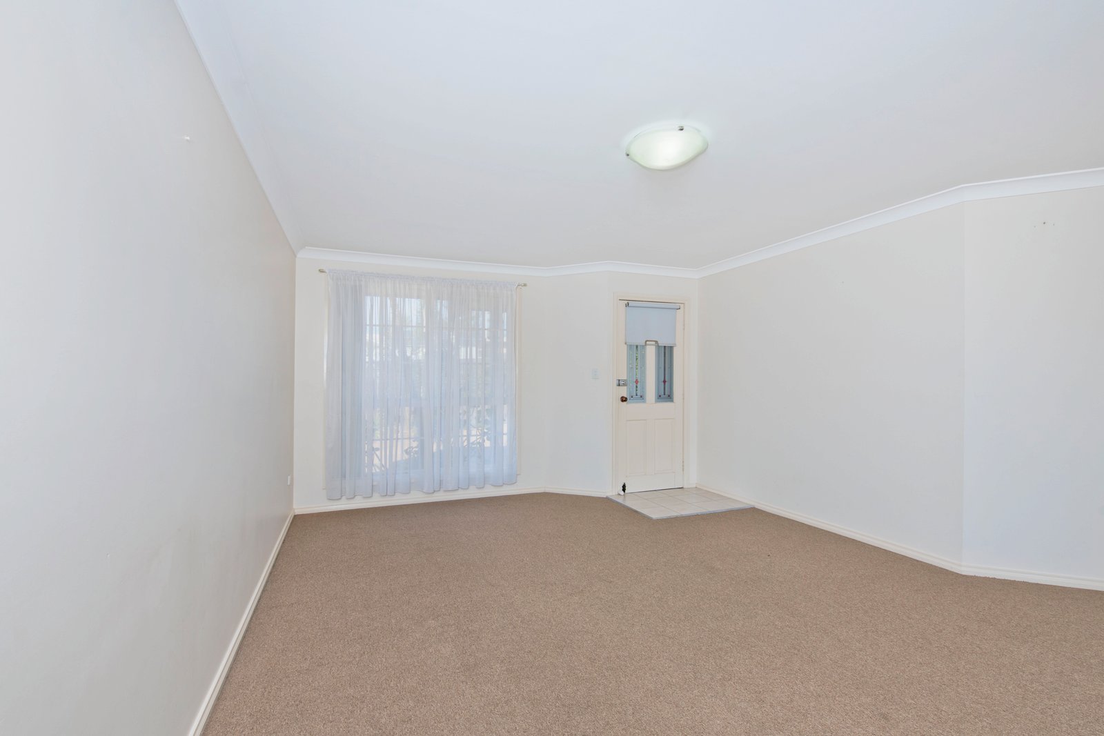 2/1 Lake Street LAURIETON 4