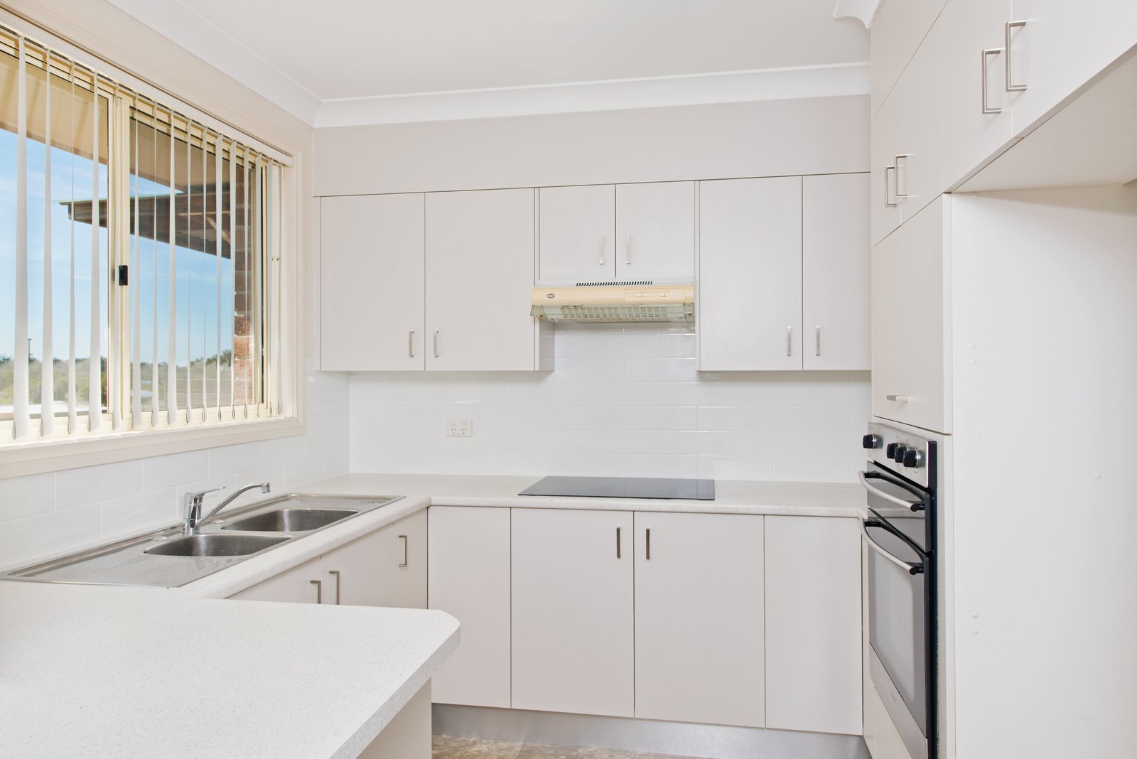 2/1 Lake Street LAURIETON 6