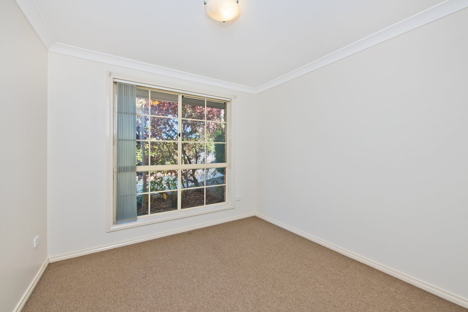 2/1 Lake Street LAURIETON 9