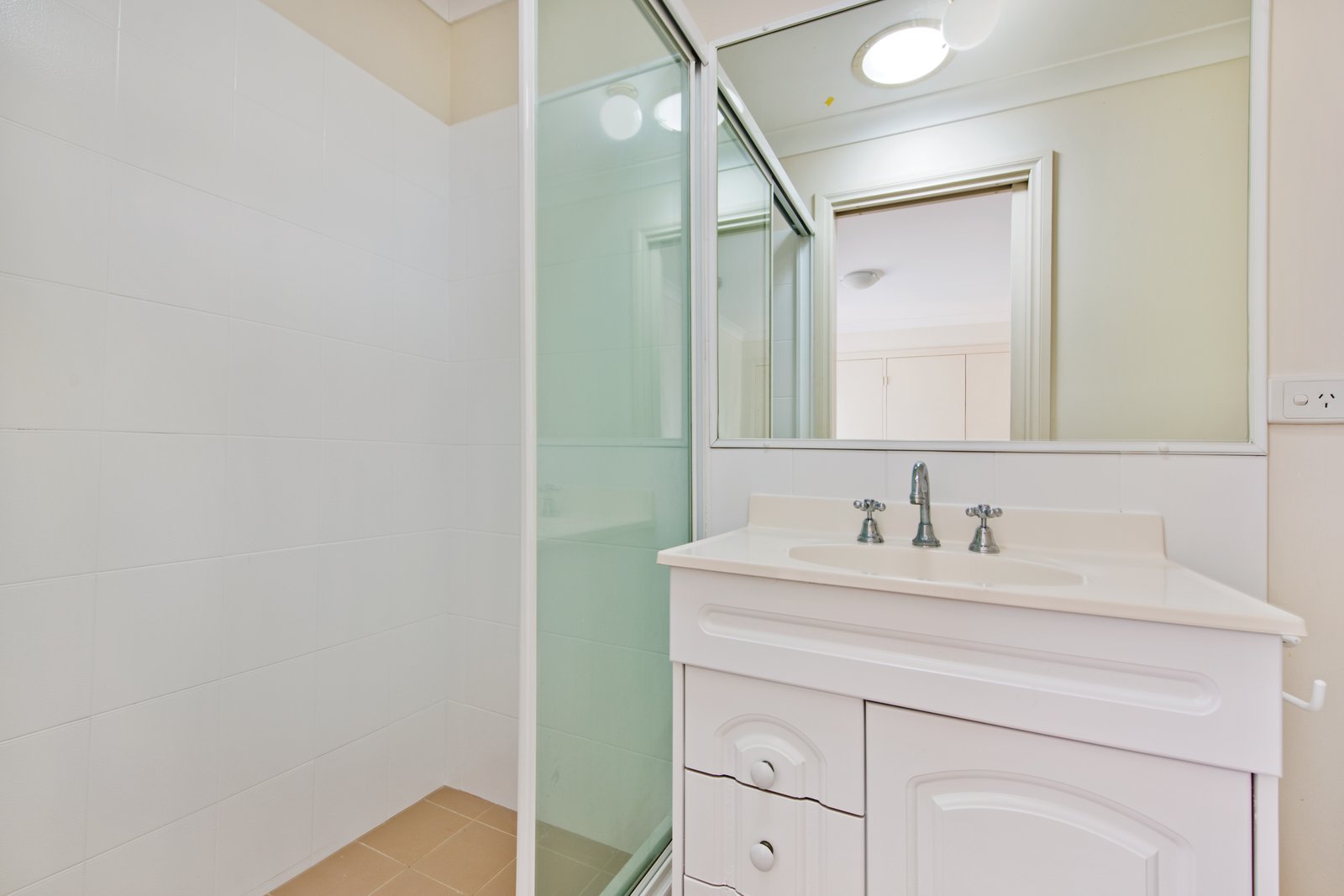 2/1 Lake Street LAURIETON 8