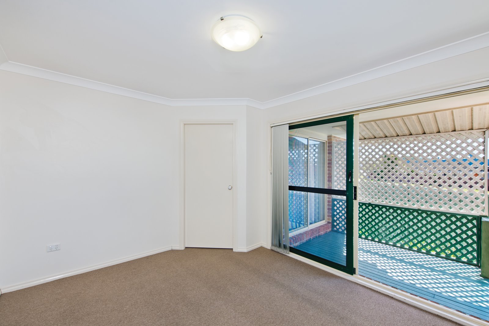 2/1 Lake Street LAURIETON 5