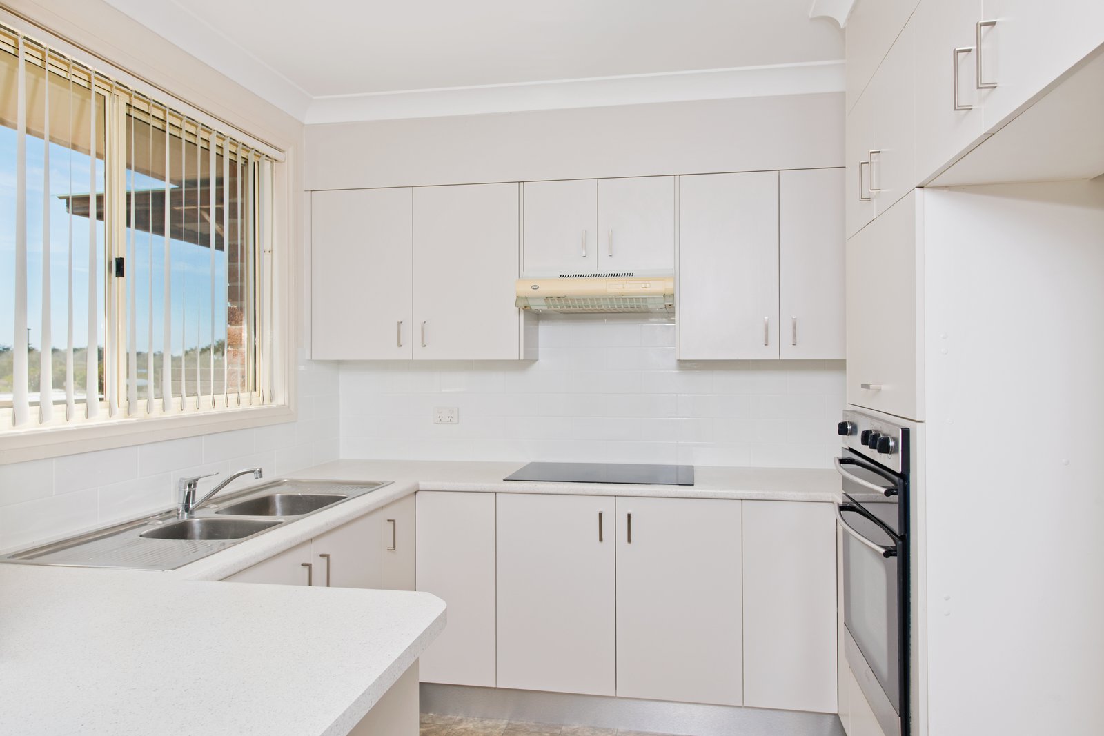 2/1 Lake Street LAURIETON 6