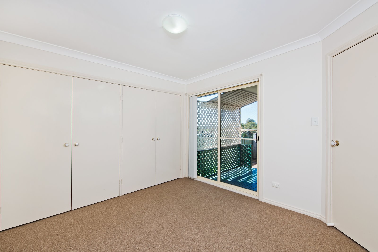 2/1 Lake Street LAURIETON 7