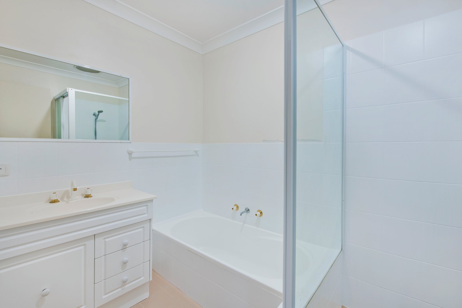 2/1 Lake Street LAURIETON 10