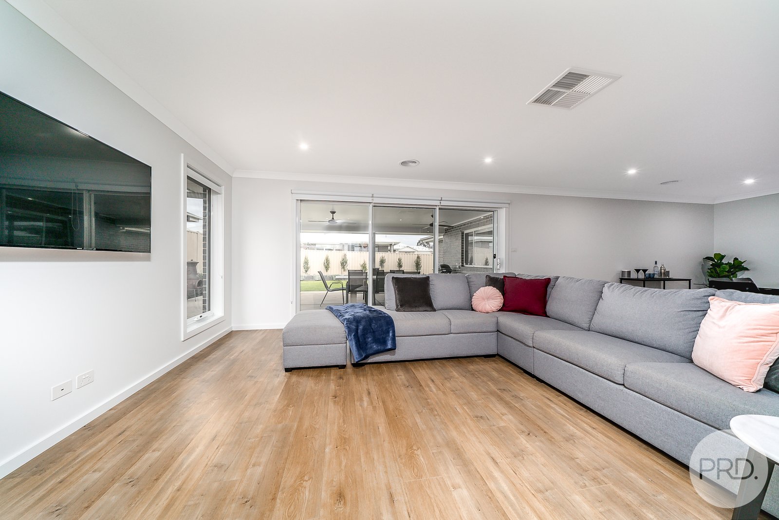 21 Morris Crescent GOBBAGOMBALIN 9