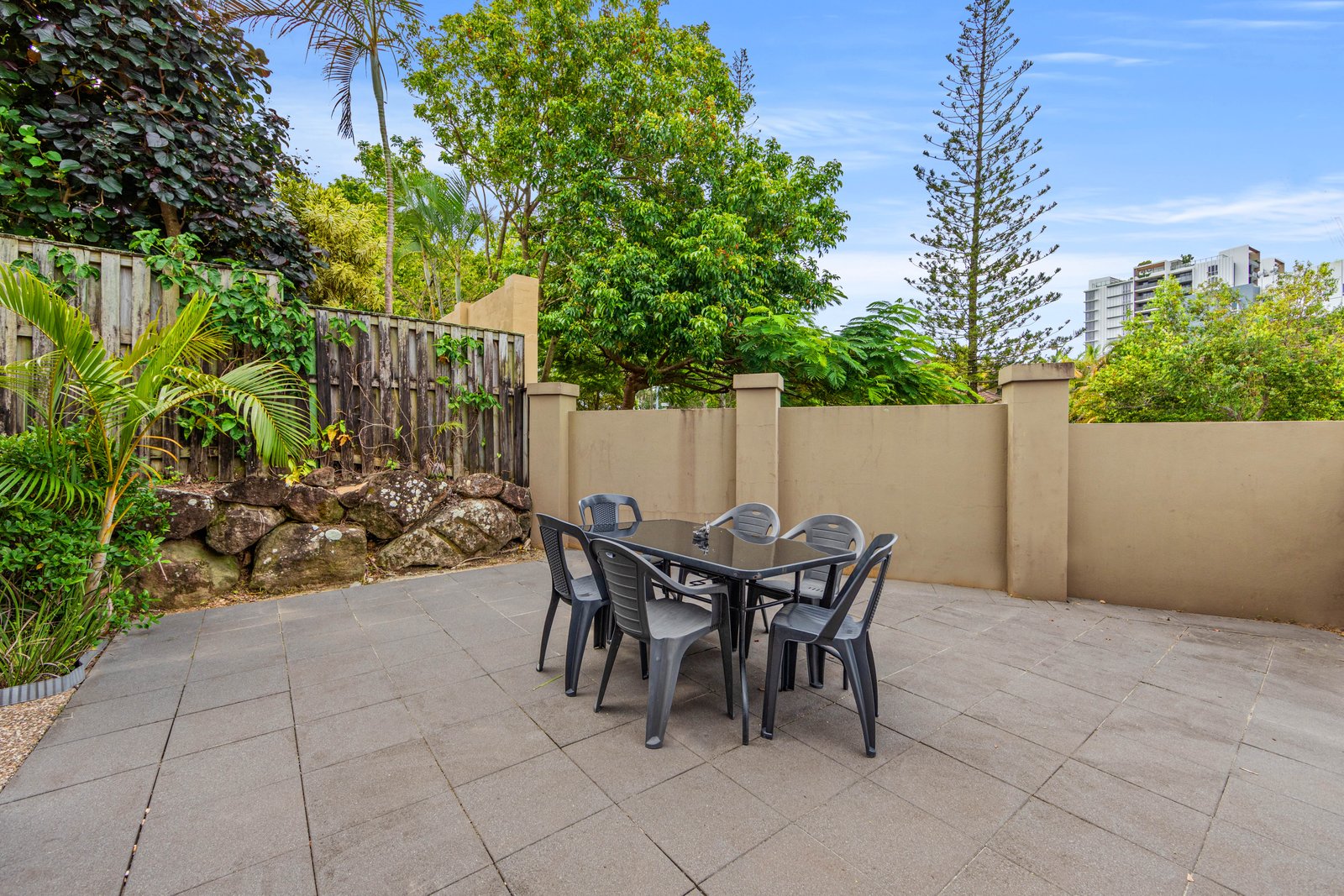 2/1 North Shore Avenue VARSITY LAKES 16