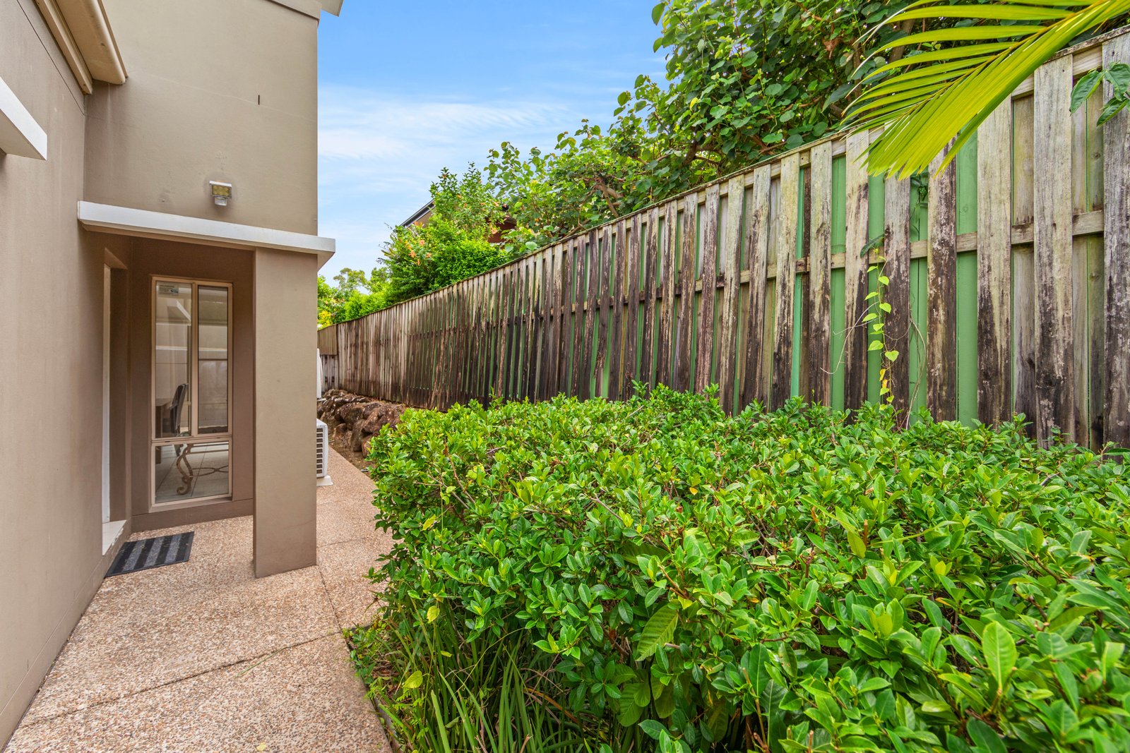 2/1 North Shore Avenue VARSITY LAKES 17