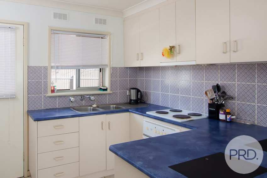 2/1 Raye Street TOLLAND 3