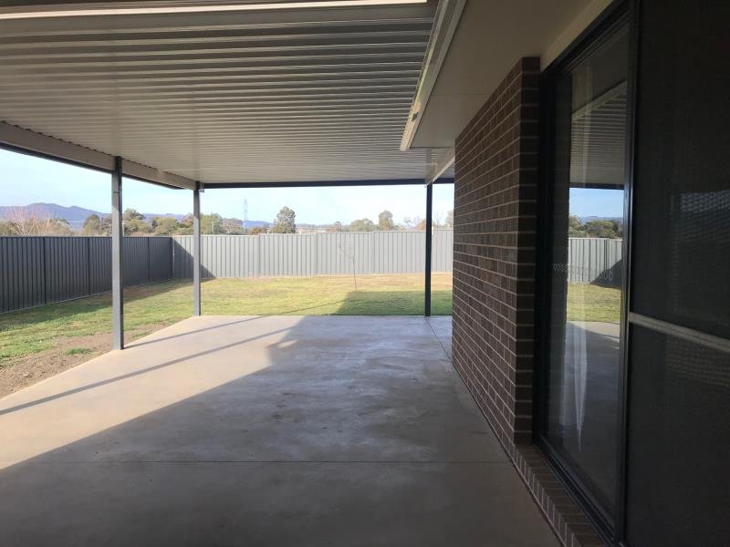 21 Rosella Avenue TAMWORTH 8
