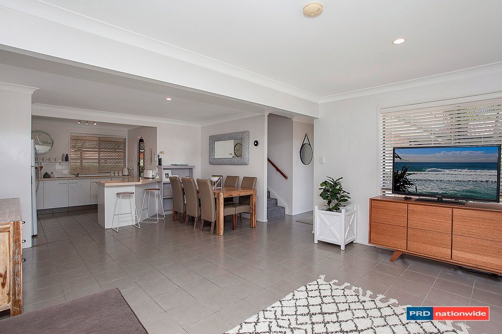 2/1 Teal Court BURLEIGH WATERS 7