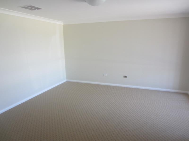 21 Tulipwood Crescent TAMWORTH 2