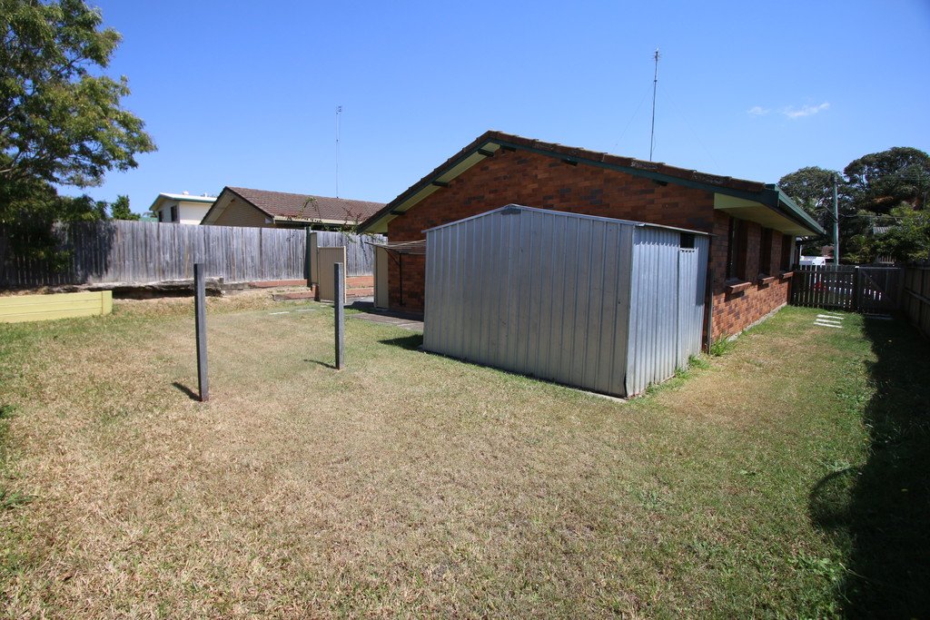 21 Warratina Street LABRADOR 13