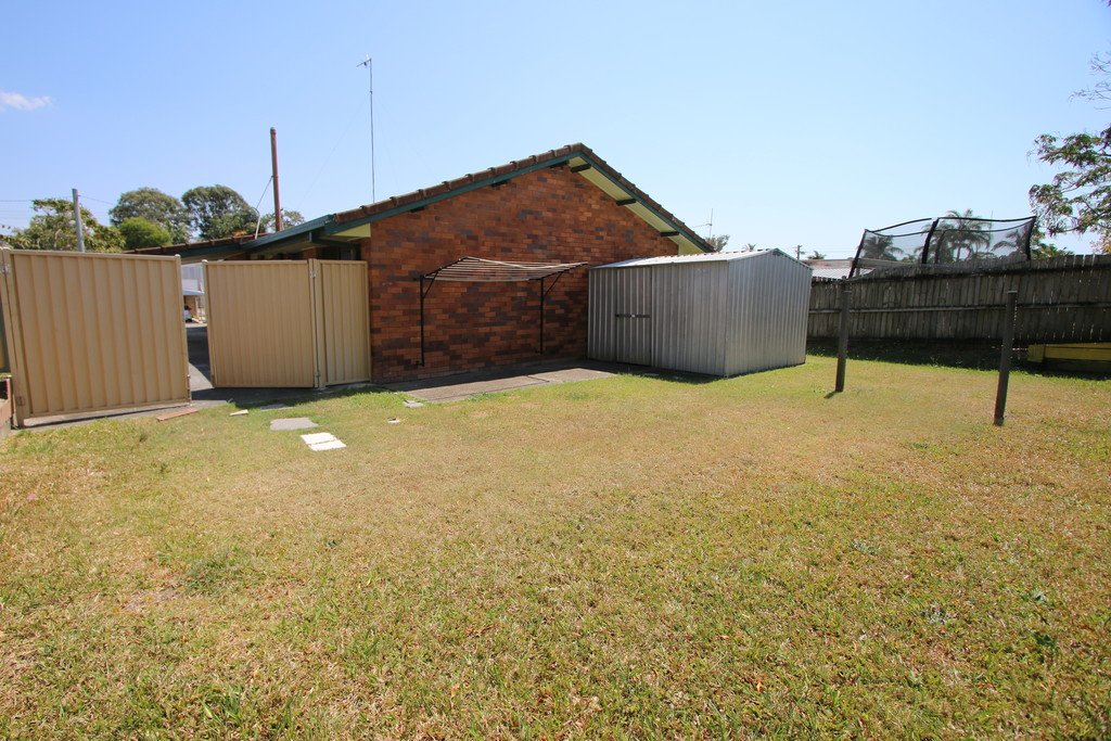21 Warratina Street LABRADOR 14