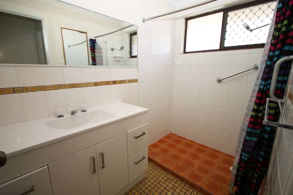 21 Warratina Street LABRADOR 12