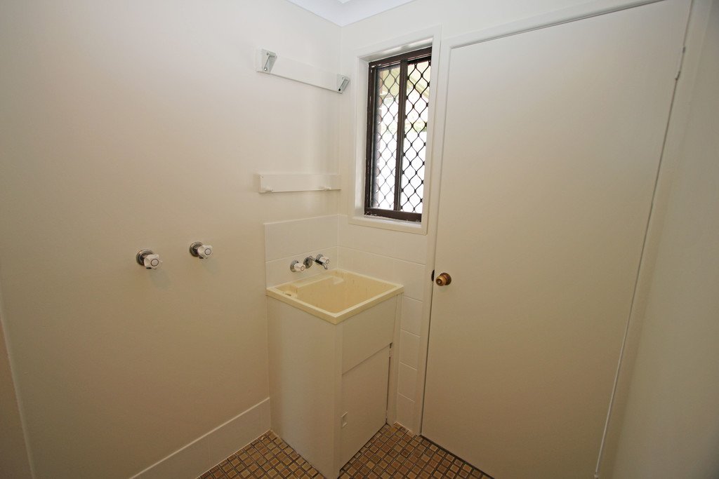 21 Warratina Street LABRADOR 13