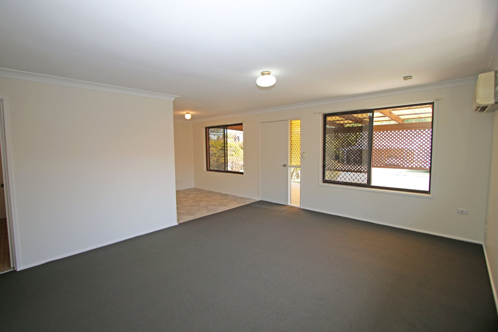 21 Warratina Street LABRADOR 4