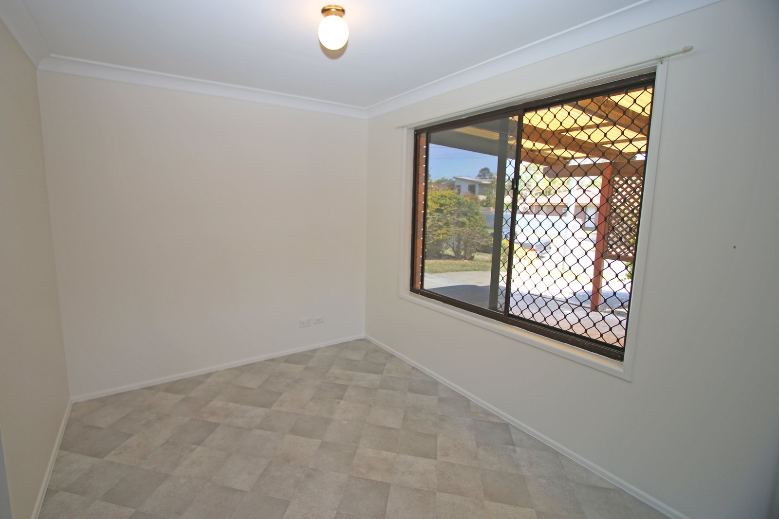 21 Warratina Street LABRADOR 6