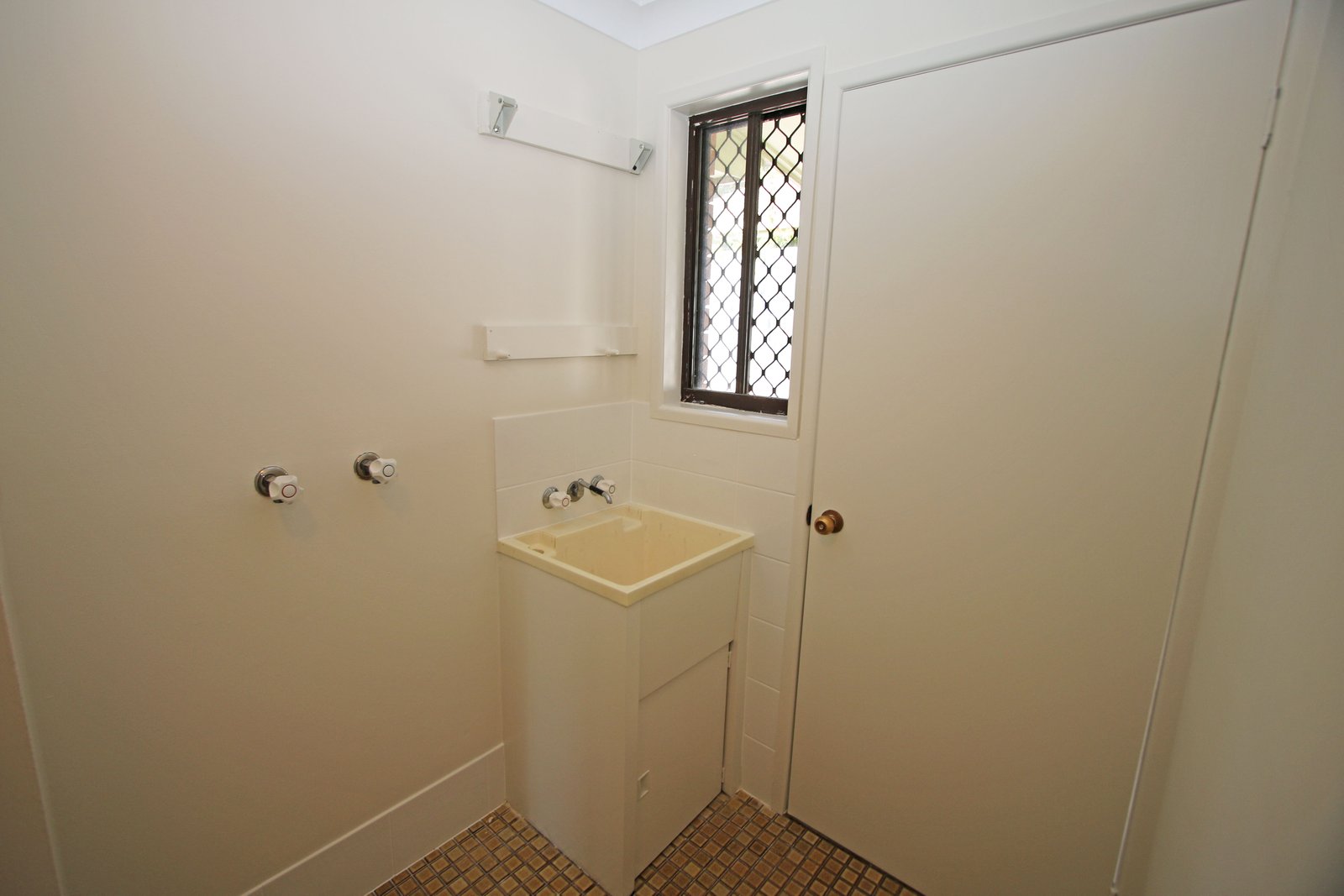 21 Warratina Street LABRADOR 12