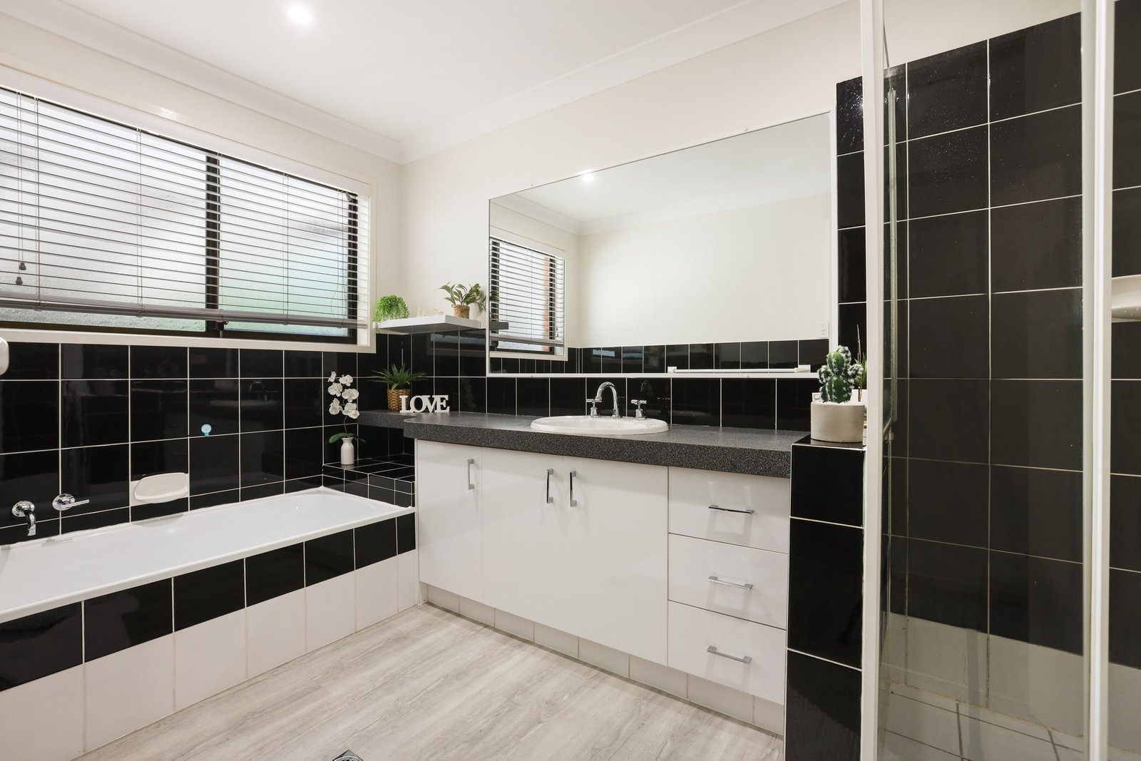 21 Watford Crescent MOLENDINAR 12