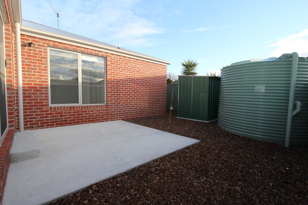 2/1 Whitta Street SEBASTOPOL 9