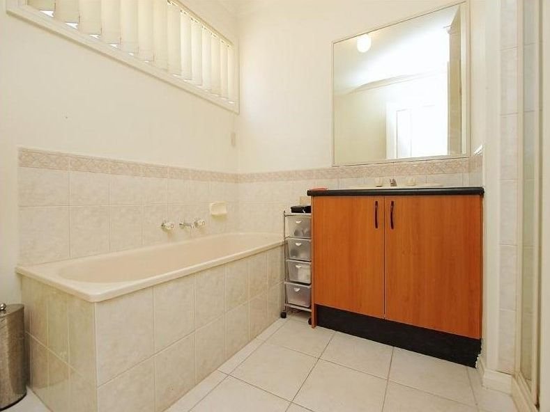Gallery: 2/1 Woods Avenue