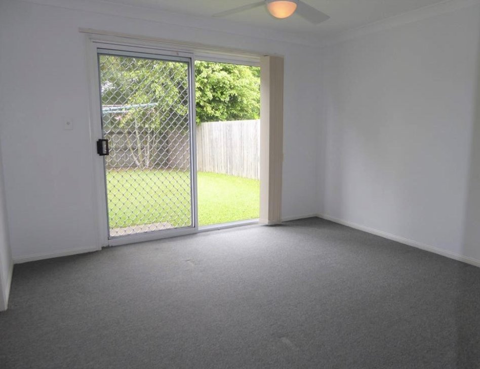 2/10 Annette Court LABRADOR 6