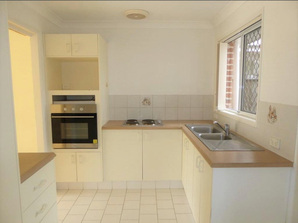 2/10 Annette Court LABRADOR 3