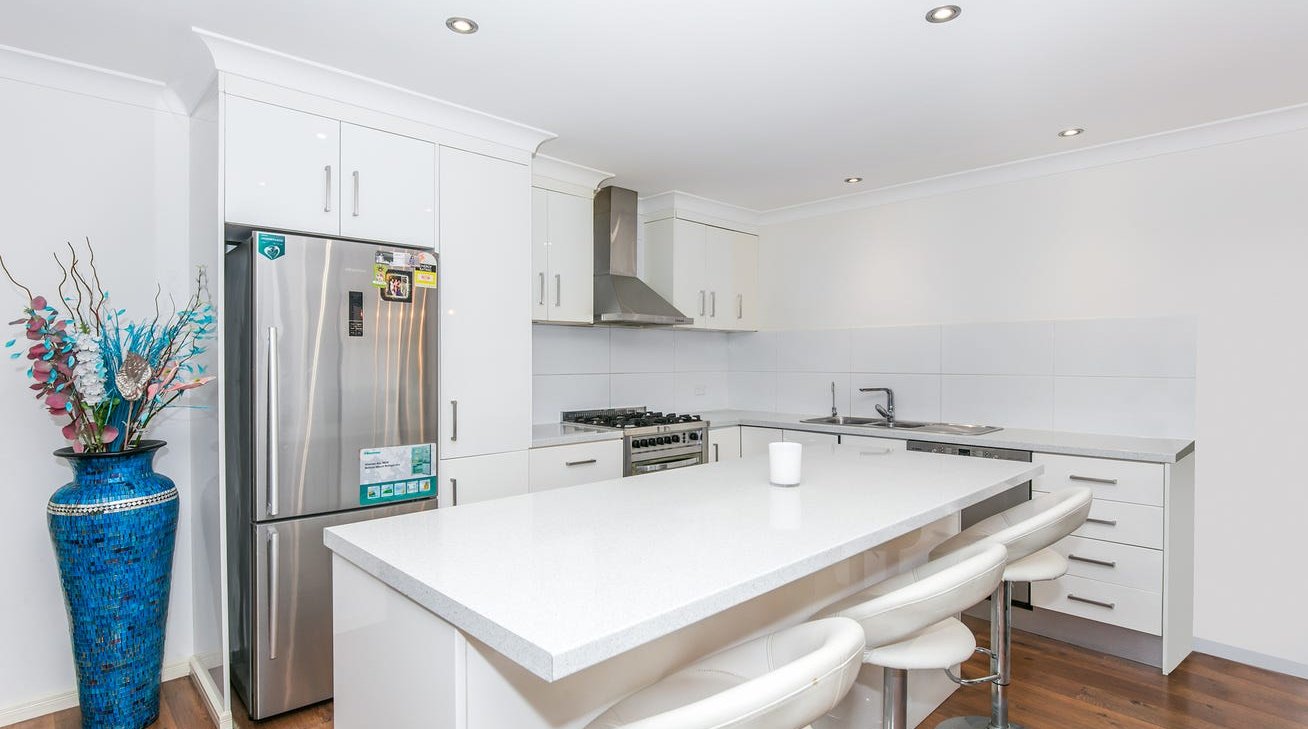 2/10 Avi Court LABRADOR 4