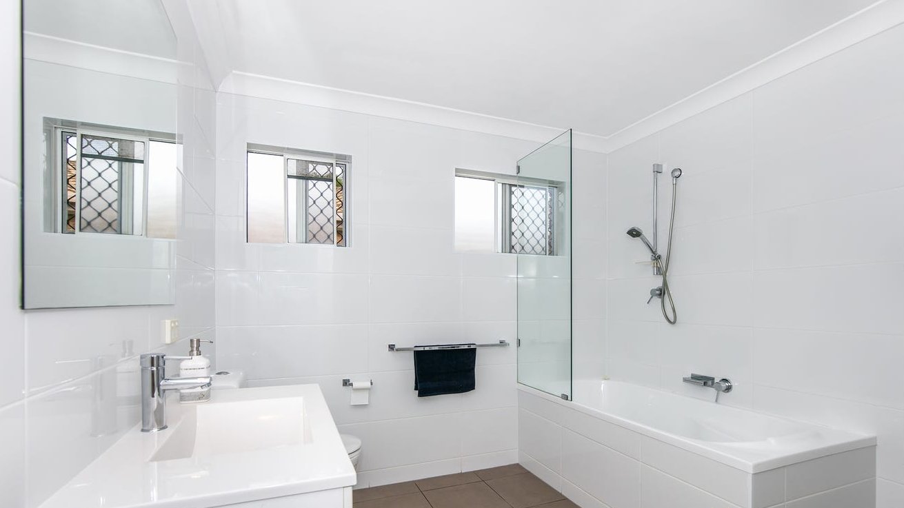 2/10 Avi Court LABRADOR 11