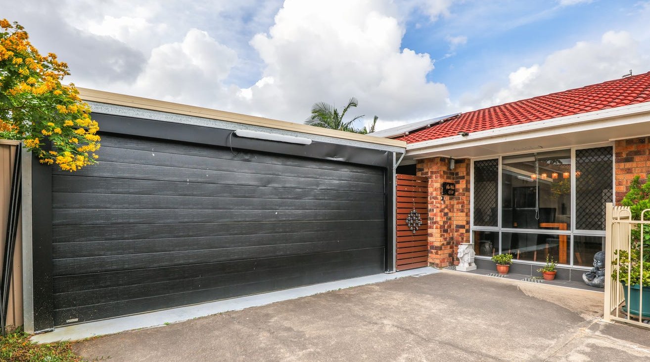 2/10 Avi Court LABRADOR 13