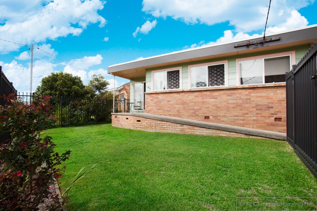 210 Awaba Rd  TORONTO 2