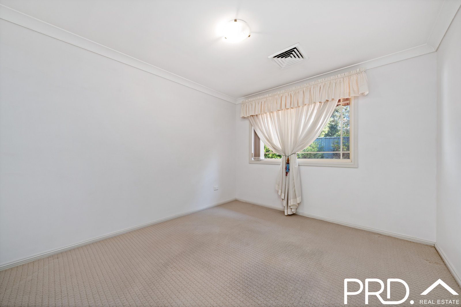 2/10 Bass Avenue EAST HILLS 8