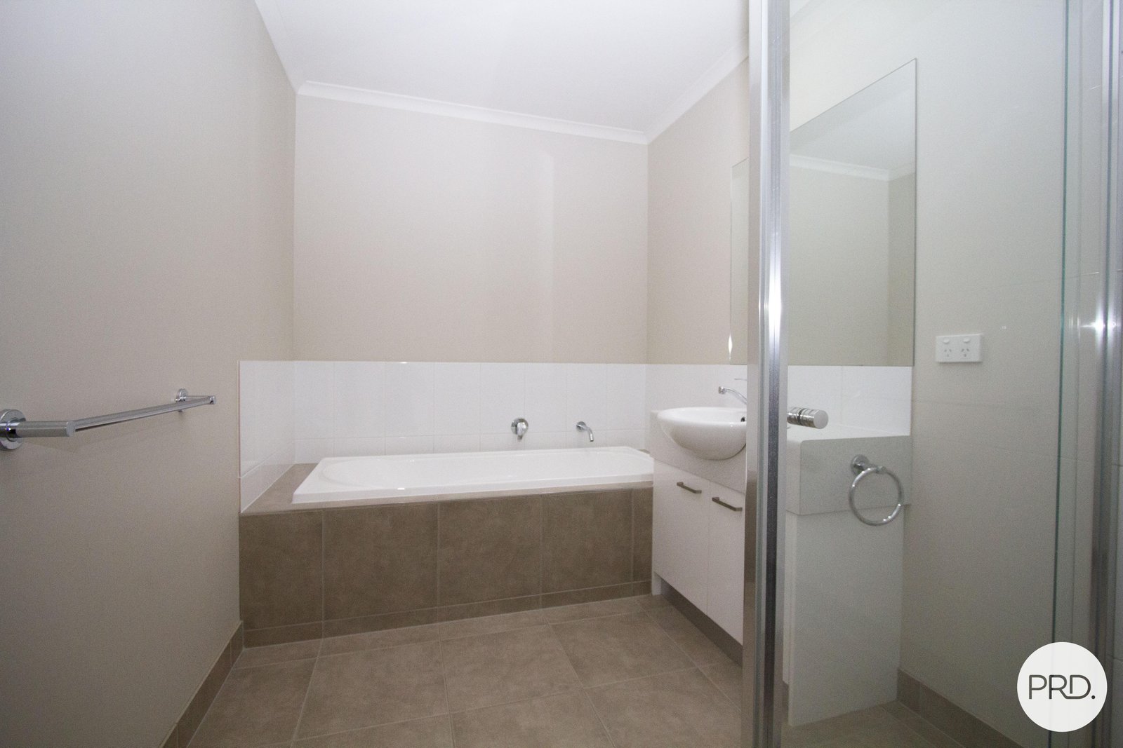 2/10 Chiara Court BROWN HILL 9
