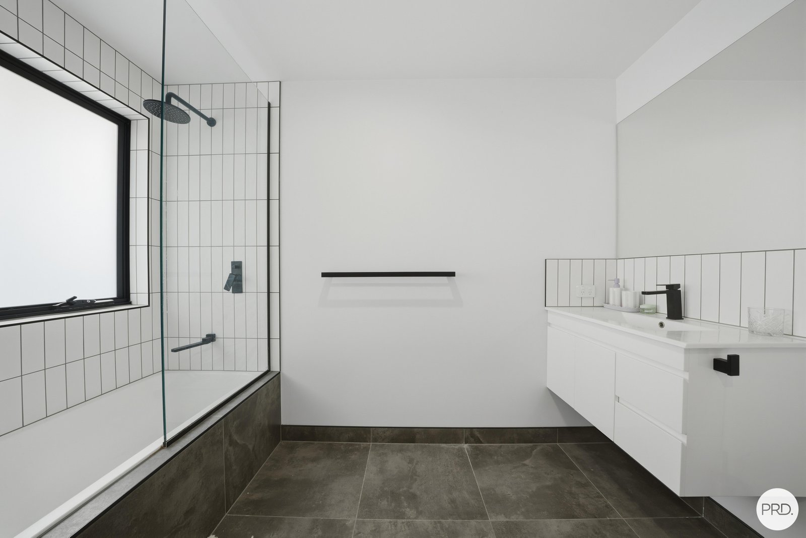 2/10 Garrett Court OAKDOWNS 9