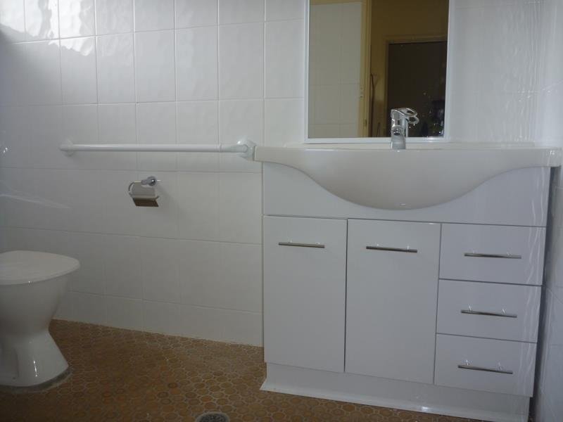 2/10 Henschke Ave  TOLLAND 4