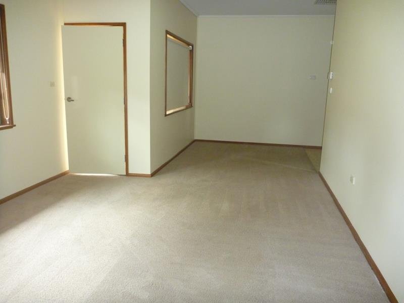 2/10 Henschke Ave  TOLLAND 3