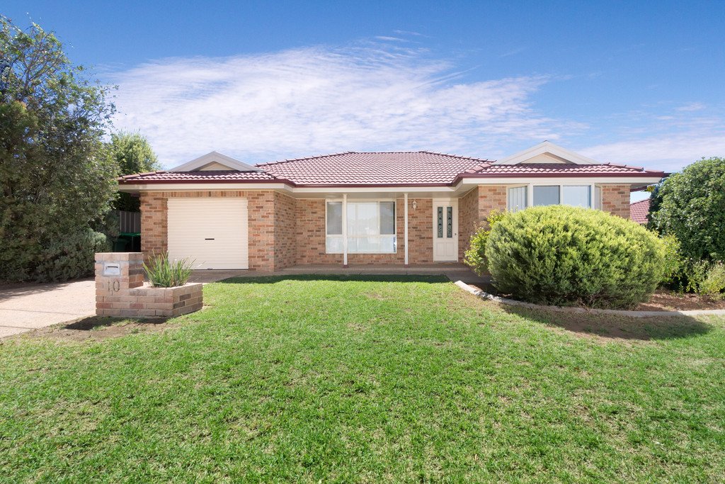 2/10 Illeura Road BOURKELANDS 1