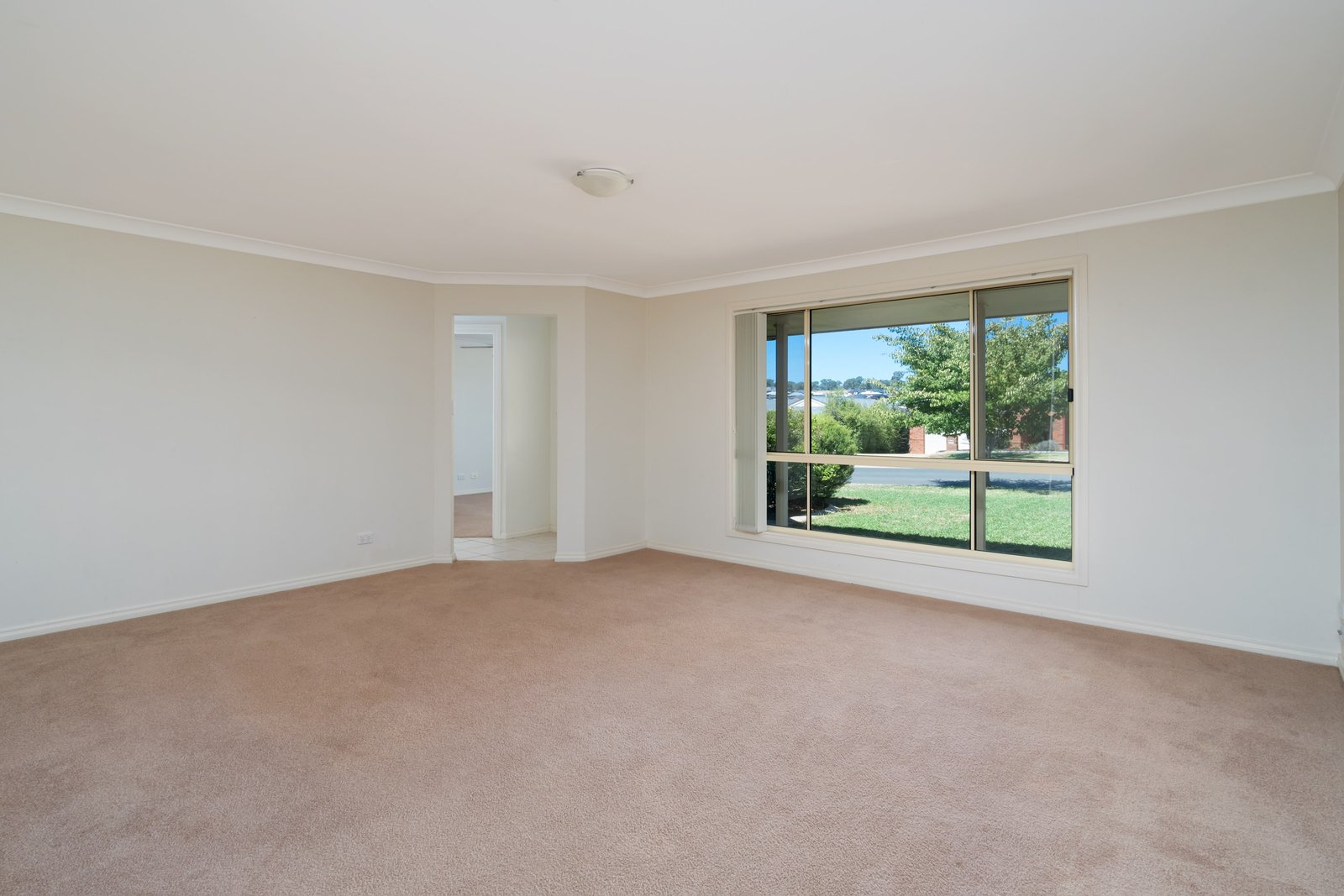 2/10 Illeura Road BOURKELANDS 3