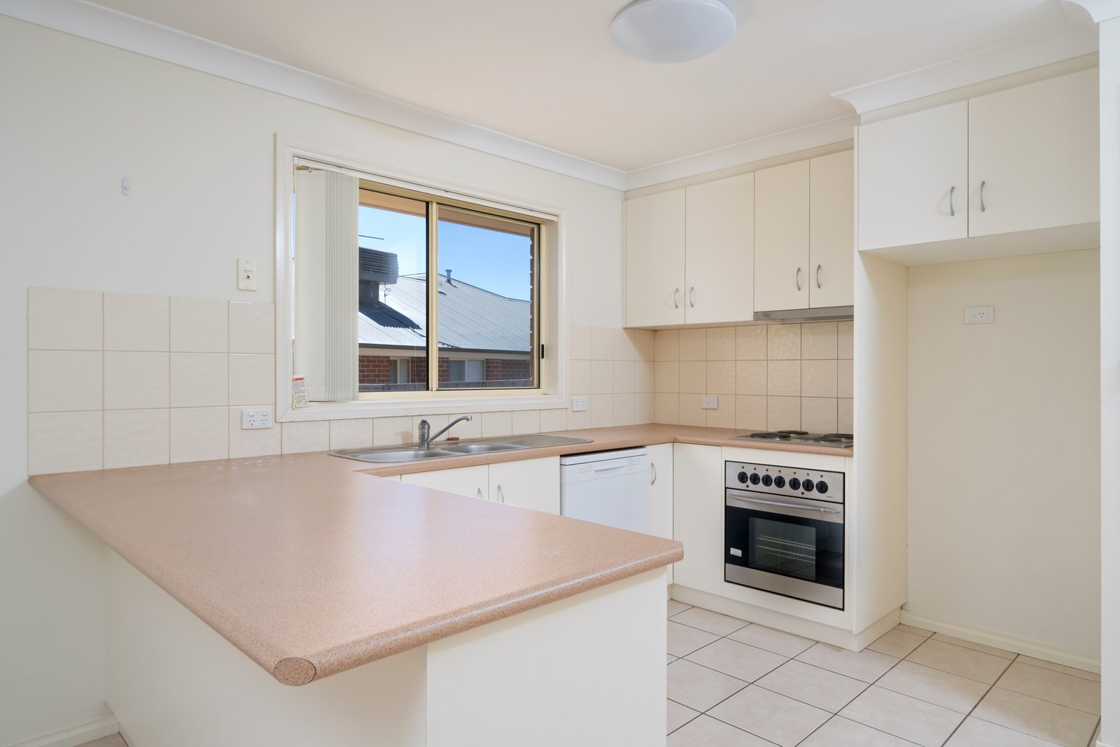 2/10 Illeura Road BOURKELANDS 5
