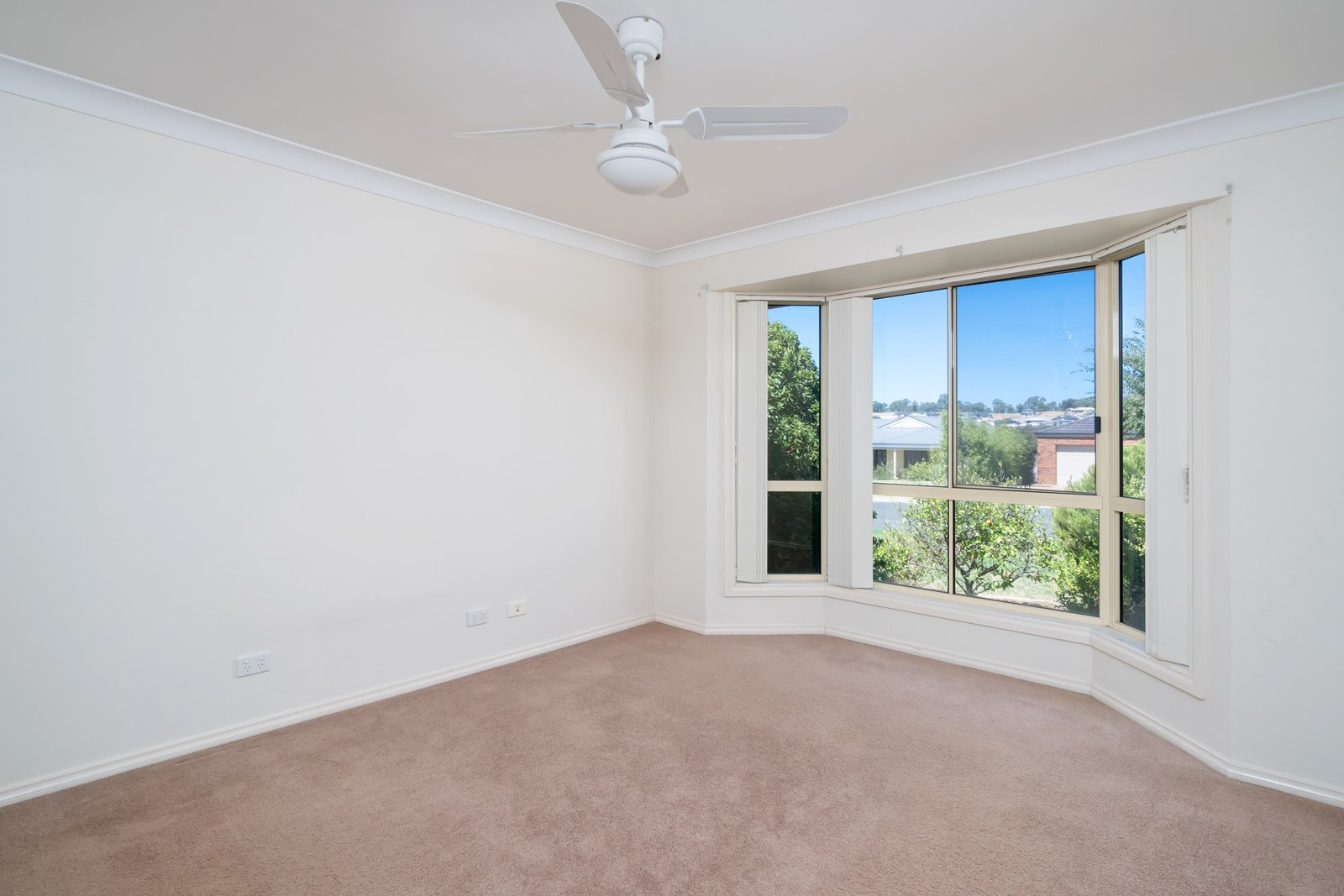 2/10 Illeura Road BOURKELANDS 7