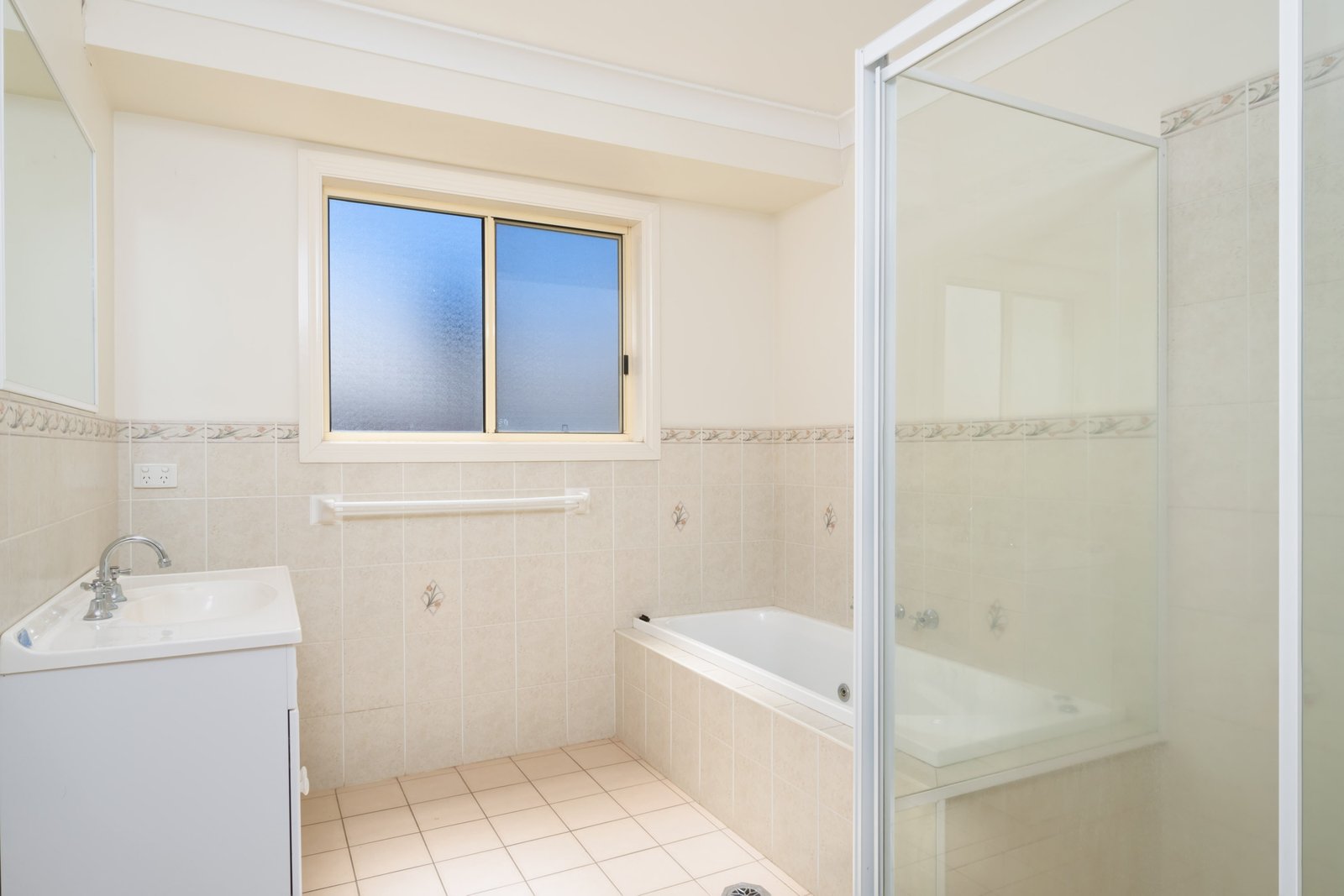 2/10 Illeura Road BOURKELANDS 8