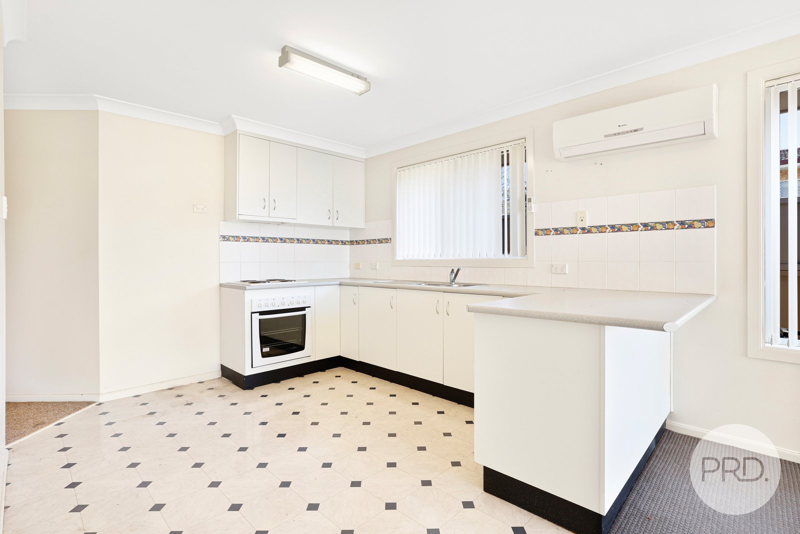 2/10 Karwin Street TAMWORTH 4