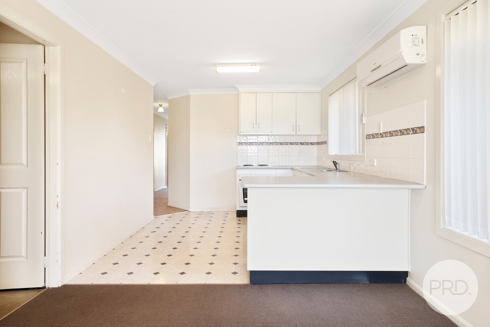 2/10 Karwin Street TAMWORTH 5