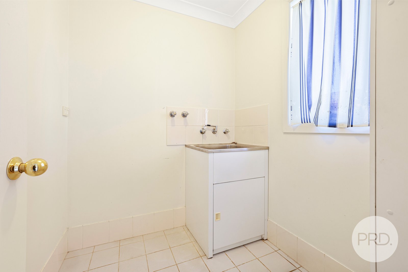 2/10 Karwin Street TAMWORTH 9