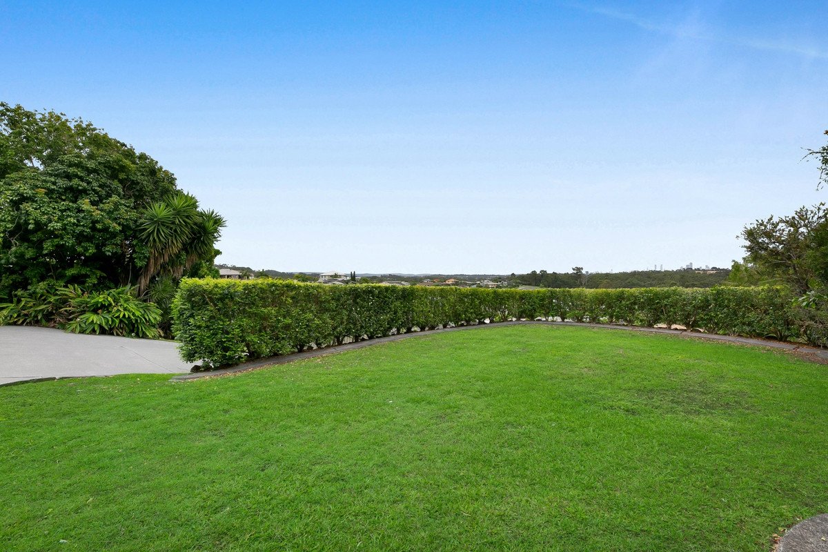 2/10 Laceflower Court REEDY CREEK 33