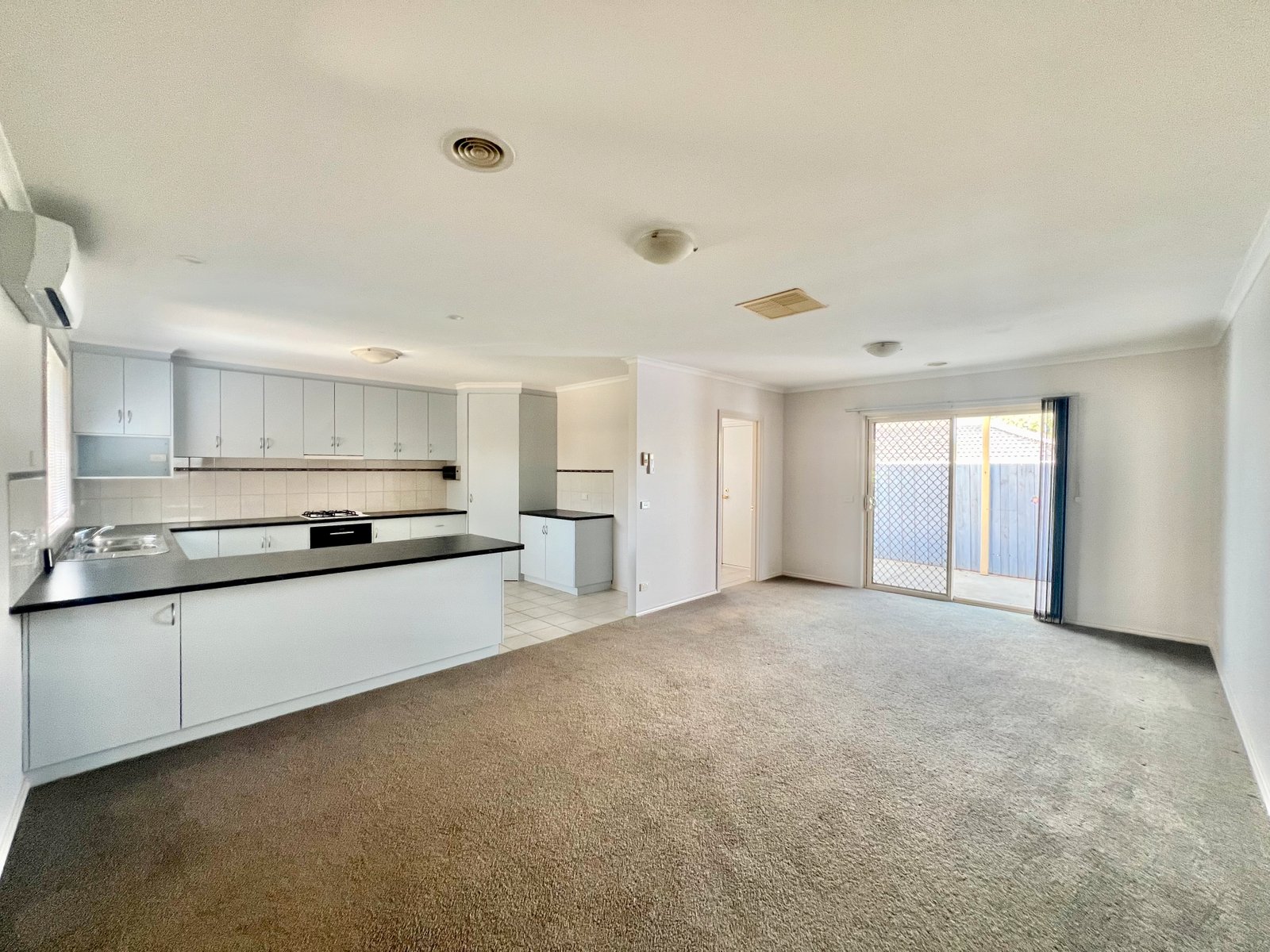 Gallery: 2/10 Myuna Street