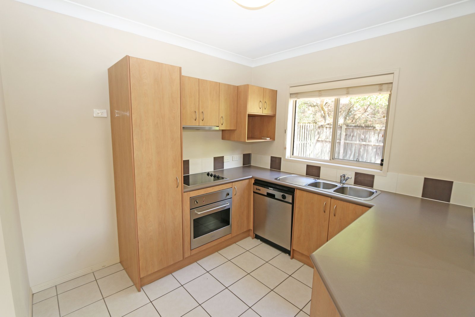2/10 Pilar Court MOLENDINAR 3