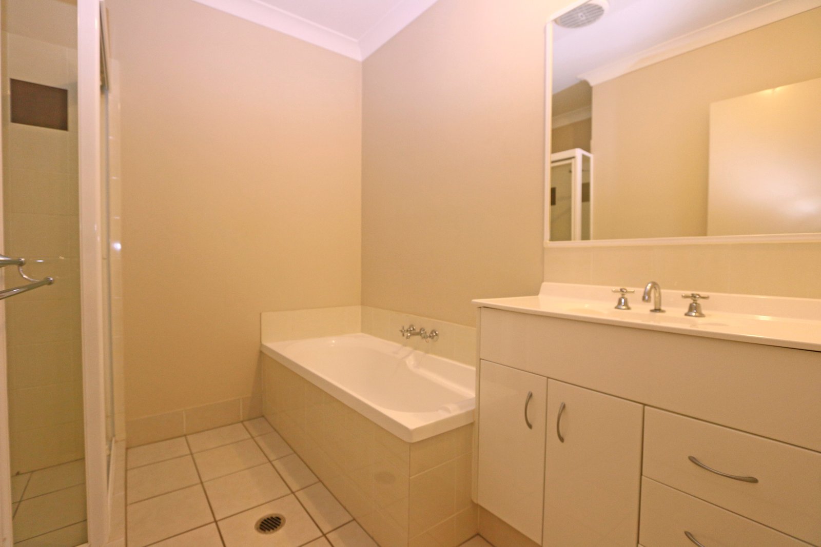 2/10 Pilar Court MOLENDINAR 8