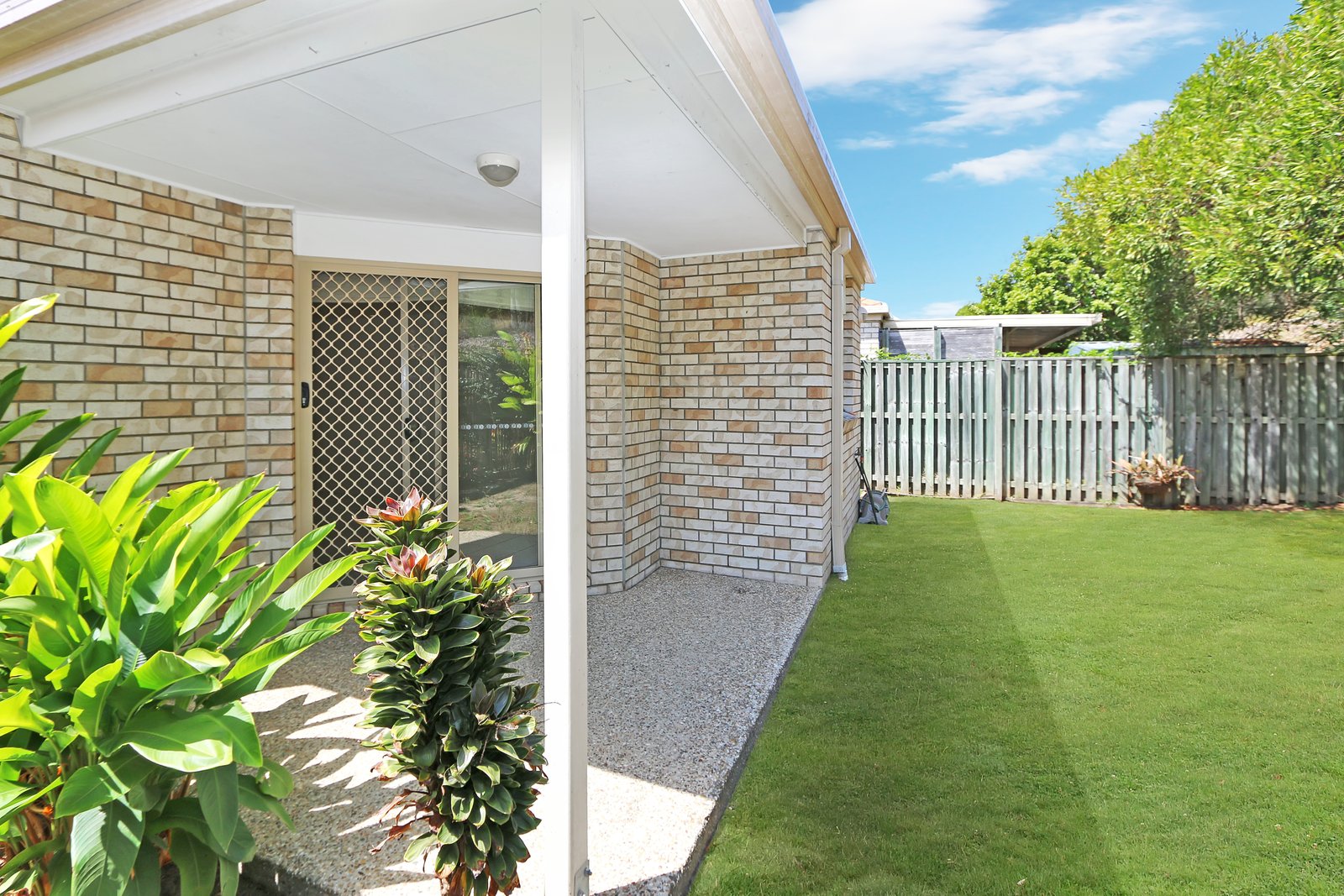 2/10 Pilar Court MOLENDINAR 9